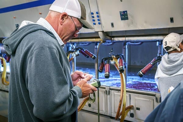 Dairyman using DHI-Plus handheld software